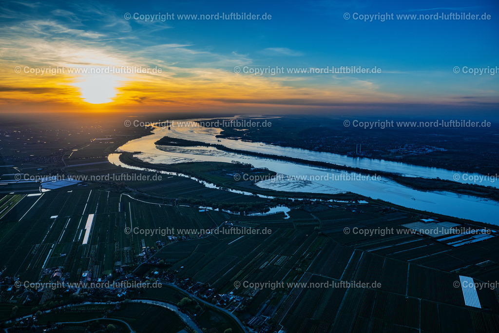 Hahnöfersand_Sonnenuntergang_ELS_3264300423 | JORK 30.04.2023 Gefängnis- Gelände und Sicherheitsumzäunung der Justizvollzugsanstalt JVA auf der Insel im Flußverlauf der Elbe im Ortsteil Hahnöfersand in Jork Altes Land im Bundesland Niedersachsen, Deutschland. Nur für redaktionelle Nutzung freigegeben ! // Prison grounds and high security fence Prison on the island in the course of the Elbe river in the district Hahnoefersand in Jork Old Land in the state Lower Saxony, Germany. Editorial use only ! Foto: Martin Elsen