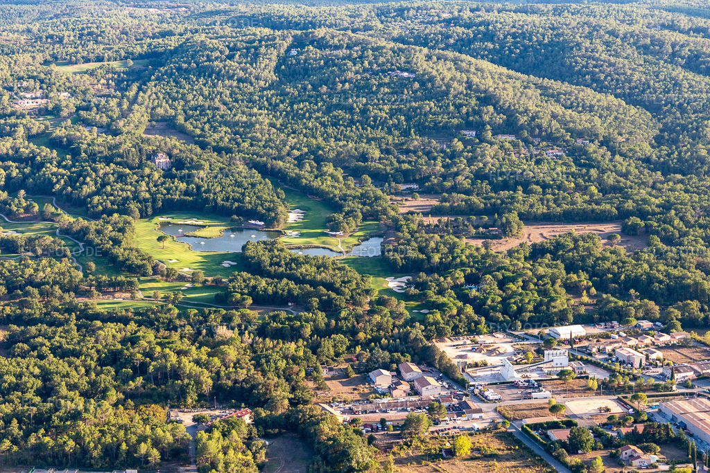 Luftbild: Albatros Golf Performance Center, Parcours 18 trous Le Château et Le Riou in Tourrettes im Bundesland Var in Frankreich. Foto: IMG_129455.jpg vom 18.09.2021 durch Werner Riehm/FLY-FOTO.de