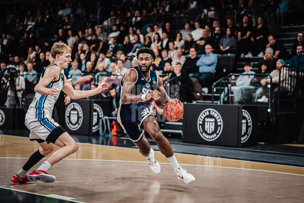 Basketball | Männer | Saison 2025/2026 | BKT EuroCup | Veolia Towers Hamburg vs. Bahcesehir College Istanbul | 14.10.2025 | v.l. Jared Grey (#8, Veolia Towers Hamburg) gegen Trevion Williams (#50, Bahcesehir College Istanbul)