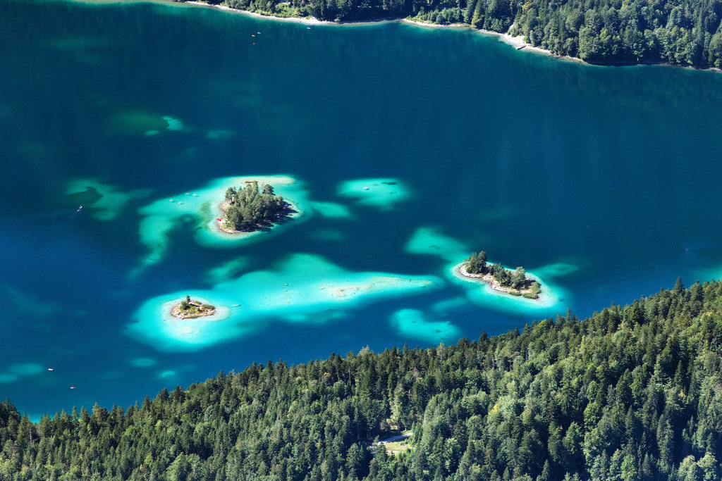 dr__0207753.jpg | GRAINAU 19.08.2023 Insel Almbichl, Ludwigsinsel und Scheibeninsel im Eibsee bei Garmisch-Partenkirchen im Bundesland Bayern. Der See gilt aufgrund des klaren, grün getönten Wassers als einer der schönsten Seen der bayerischen Alpen. 