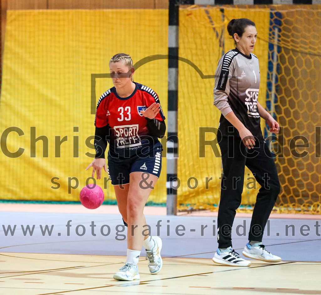 2022-11-19_108_SpVgg_Altenerding_gegen_HC_Donau-Paar | Erding, Deutschland, 19.11.2022:
Handball, Bezirksoberliga Frauen Altbayern 2022 / 2023, 5. Spieltag, SpVgg Altenerding gegen HC Donau/Paar, Endergebnis: 22:33

Lisa Günther (HC Donau/Paar, #33), Katharina Reisch (HC Donau/Paar, #1)

Foto: Christian Riedel / fotografie-riedel.net