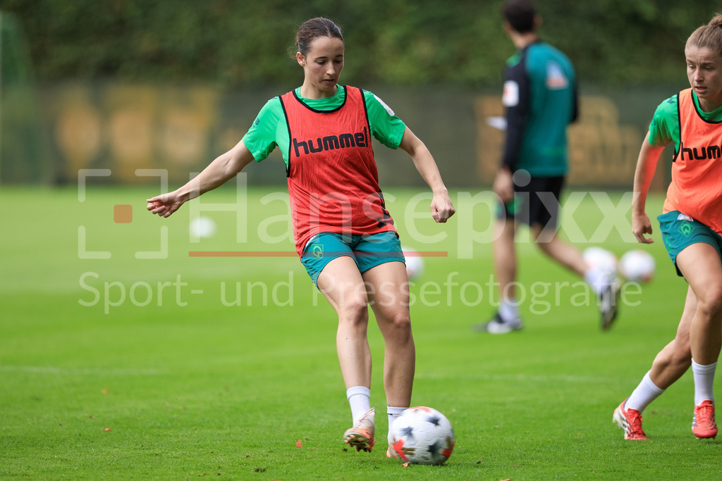 Fussball, Google Pixel Frauen-Bundesliga, Trainingsauftakt SV Werder Bremen | Elena Mühlemann (SV Werder Bremen) am Ball, Einzelbild, Ganzkörper, Aktion, Action, Spielszene