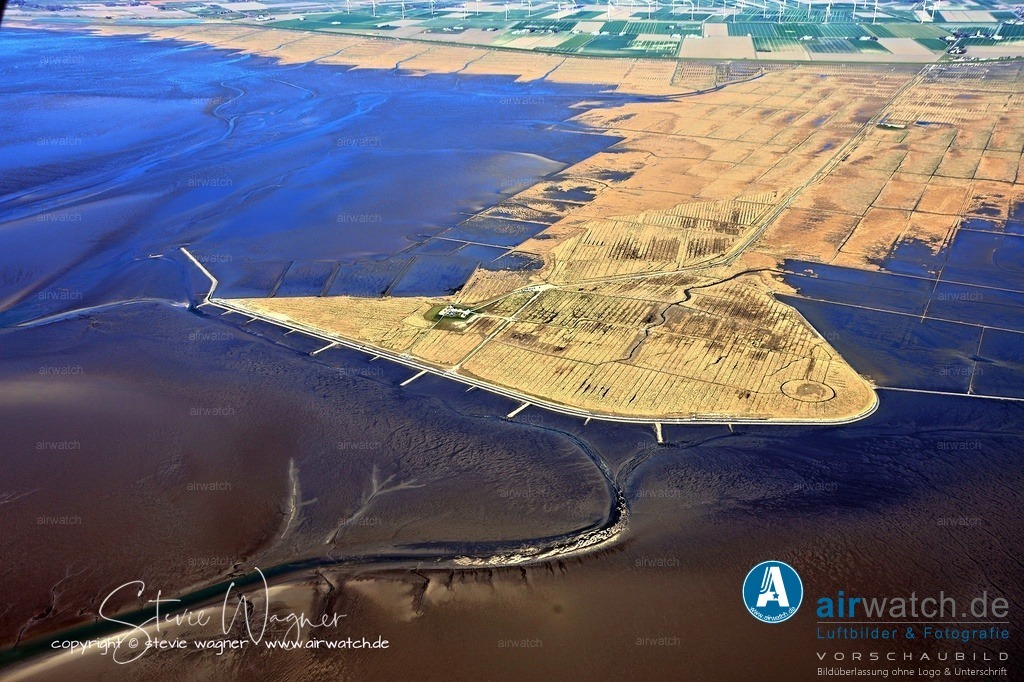 Hamburger Hallig, Vogelschutzgebiet, Wattwerkstatt, Badestelle, Hallig Krog | Der Versuch, die Hallig mit dem Festland zu verbinden, scheiterte mehrfach:1859/60: Erster Damm gebaut – brach bereits 1860 wieder1866/67: Buschdamm vom Bordelumersiel zur Hallig1874/75: Damm befestigt und die Überlaufstelle geschlossen – die Verbindung war endlich dauerhaft hergestellt Durch die Unterbrechung der durchlaufenden Tideströme wurde die Aufschlickung beiderseits des Dammes stark beschleunigt.  Die Hamburger Hallig wurde so zur „Halbhallig" bzw. Halbinsel. 1878 kaufte der Fiskus die Hallig und verpachtete sie zur Bewirtschaftung.  1880 wurde ein artesischer Brunnen erstellt, und 1901 war der Damm erstmals befahrbar.