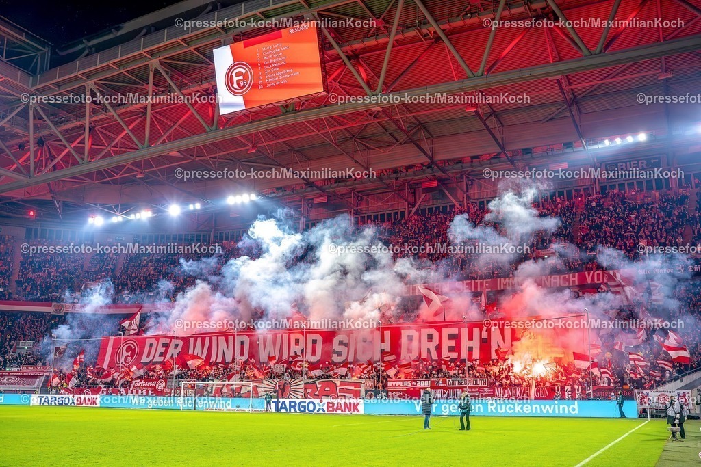 xKKUx16012601002 | 16.01.2026, xkkux, Fußball, Fortuna Düsseldorf - Arminia Bielefeld, 2. Fußball Bundesliga, Merkur Spiel-Arena, Saison 2025 2026: Die Fans Zeigen eine Choreografie Choreo Choreography vor dem Spiel - Banner Schriftzug der Wind wird sich drehen DFB regulations prohibit any use of photographs as image sequences and or quasi-video.