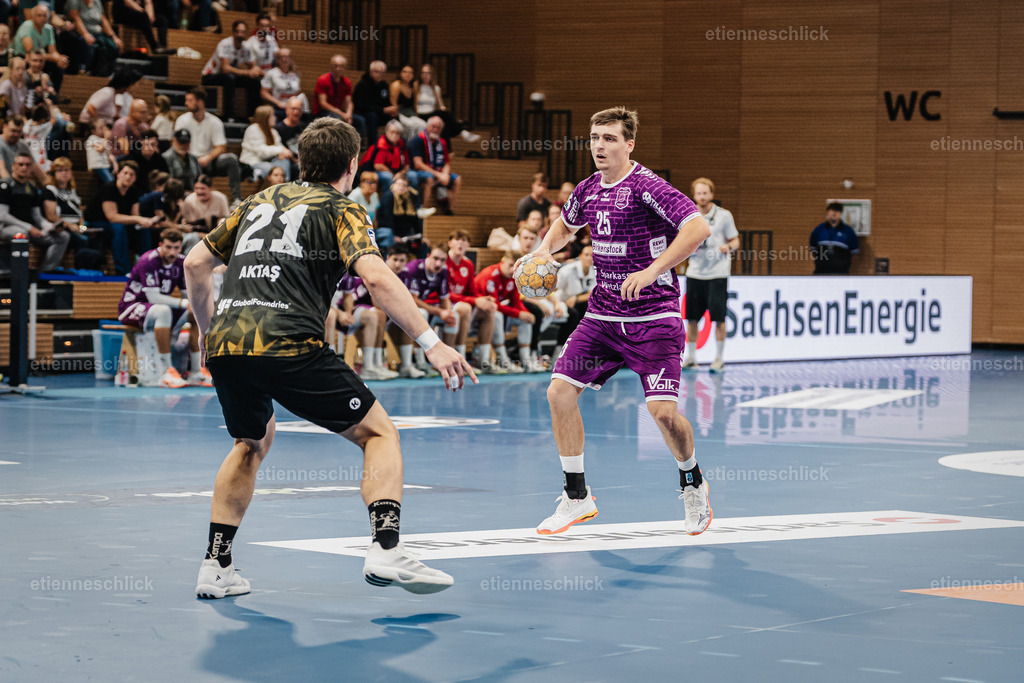 HC Elbflorenz 2006 - TV 05/07 Hüttenberg, 2. Handball-Bundesliga, 6. Spieltag | Im Bild: Torsten Anselm (25, Hüttenberg) beim Angriff04.10.2026, HC Elbflorenz 2006 - TV 05/07 Hüttenberg, 2. Handball-Bundesliga, 6. Spieltag, Deutschland, Dresden, BallsportArena Dresden