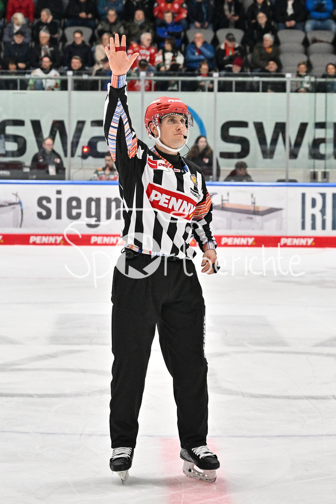 Augsburger Panther - Adler Mannheim | Im Bild ein Schiedsrichter / Sondertrikot / DEL / Klimawoche / Nachhaltigkeit / DEL: Augsburger Panther - Adler Mannheim, Curt Frenzel Stadion am 16.02.2025