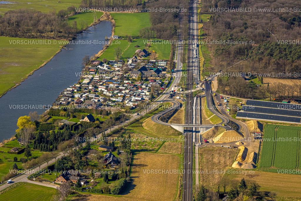 Rees240312113Haldern | Luftbild, Ausbau der Betuweroute und Betuwe-Linie Eisenbahnstrecke, Baustelle und Neubau einer geschwungenen Straßenbrücke Weseler Straße und Reeser Straße über die Bahnlinie, Campingplatz Schulte-Hagenhof, Gewerbegebiet Gebäude mit Solardach am Antonieweg, Haldern, Rees, Nordrhein-Westfalen, Deutschland