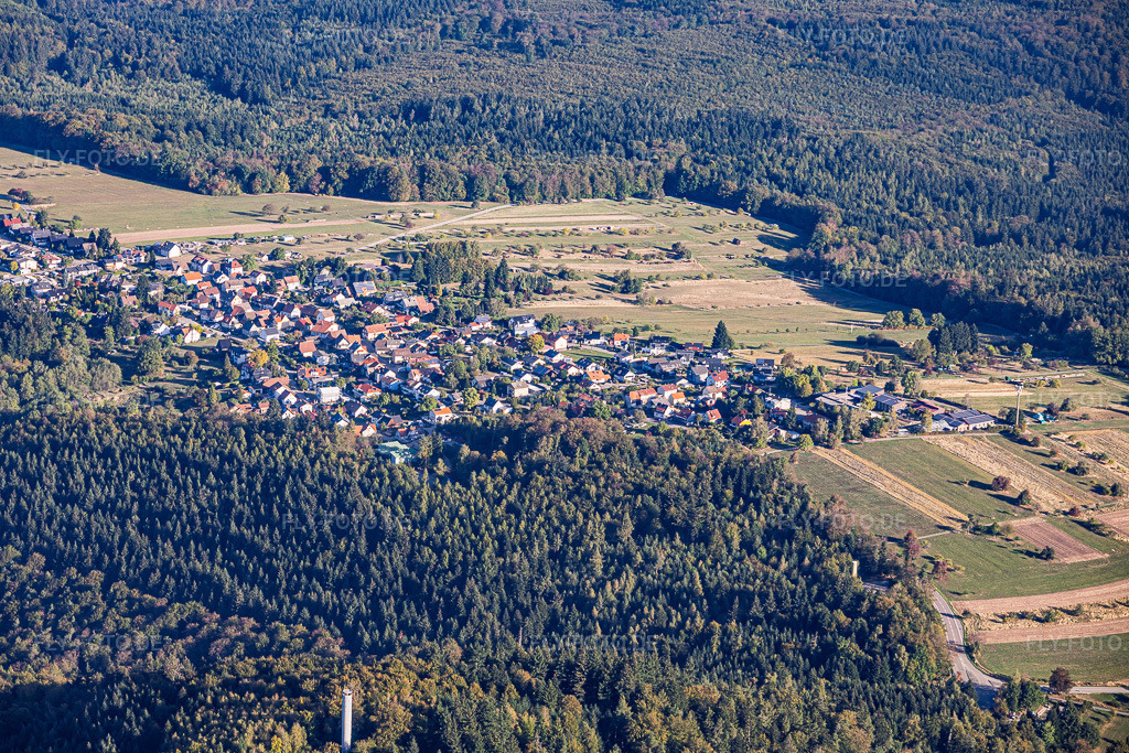 Luftbild: Dorfansicht und Mahlbergturm aus Süden im Ortsteil Freiolsheim in Gaggenau im Bundesland Baden-Württemberg in Deutschland. – Foto: IMG_159587.jpg vom 27.09.2026 durch Werner Riehm/FLY-FOTO.de – Auflösung des Originals: 6000 x 4000 px