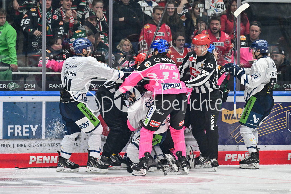 Augsburger Panther - Straubing Tigers | Ein kleines Missverstaendnis zwischen den Spielern / Florian ELIAS (Augsburger Panther #67) / Fight / Kampf / Faustkampf / DEL: Augsburger Panther - Straubing Tigers, Curt Frenzel Stadiom am 20.10.2024