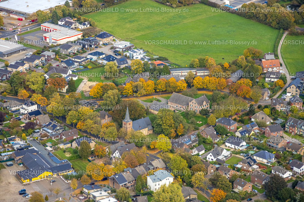 Kleve251005736 | Luftbild, St. Willibrord Kirche, Ortsansicht Kellen, herbstliche Bäume, Kellen, Kleve, Niederrhein, Nordrhein-Westfalen, Deutschland
