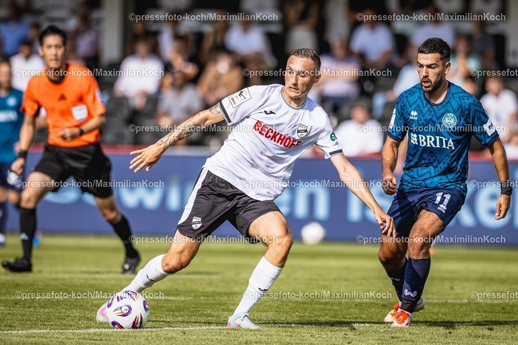 xkwix09082502031 | 09.08.2025, xkwix, Fußball, Liga3, SC Verl - SV Wehen Wiesbaden, Sportclub Arena: Dominik Steczyk (SC Verl #11) im Zweikampf gegen Tarik Gözüsirin (SV Wehen Wiesbaden #11) 