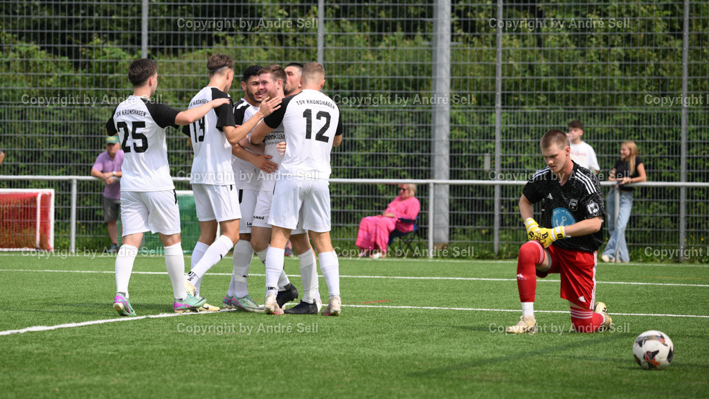TSV Kronshagen vs TSV Altenholz | 03.08.24, Fußball-Landesliga Schleswig Männer 2024/2025, TSV Kronshagen (weiss) vs. TSV Altenholz (gelb), Jubel beim TSVK über das 1-1 durch ein Eigentor von Lasse Bäsler (TSVA #3) &amp; Joris Schwarz (TSVA #40) - Realisiert mit Pictrs.com