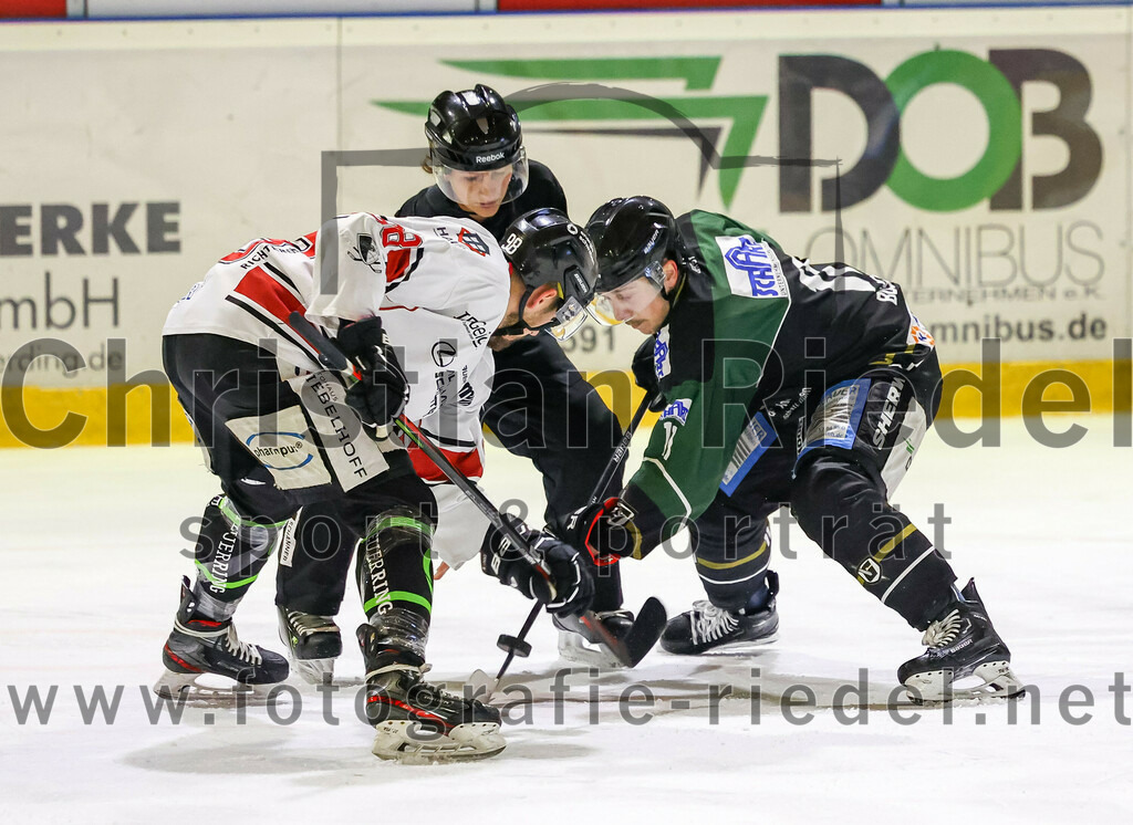 2022-11-06_015_TSV_Erding_gegen_EHC_Koenigsbrunn | Erding, Deutschland, 06.11.2022:
Eishockey, Bayernliga 2022 / 2023, 11. Spieltag, TSV Erding gegen EHC Königsbrunn, Endergebnis: 1:7

Sebastian Busch (Erding Gladiators, #11)

Foto: Christian Riedel / fotografie-riedel.net