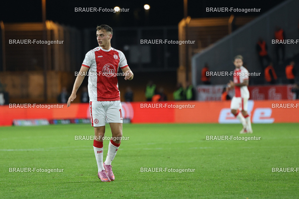 Rot-Weiss Essen - VFL Osnabrück | Essen, Deutschland, 17.09.2025 Marvin Obuz  (Rot-Weiss Essen) schautwährend des 3.Liga Spiels zwischen  Rot-Weiss Essen und VFL Osnabrück am 17.09.2025 im Stadion an der Hafenstraße in Essen. (Foto von Timo Bluhmki-Schmidt/Brauer Fotoagentur