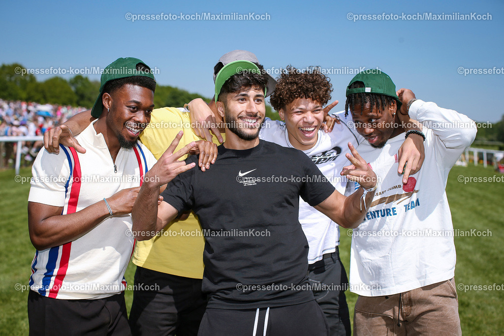 HanMx01052401016 | 01.05.2024, Hannover, Fußball, Galopprennsport, Pferderennbahn Neue Bult, Hannover-96 Renntag: Gute Laune bei der spaßigen Sportstafette - Leon-Oumar Wechsel und Montell Ndikom (Hannover-96) holen sich den Sieg und stehen jubelnd mit Christopher Scott (l.),  Muhammed Damar (mitte) und Bright Arrey-Mbi (r.) zusammen