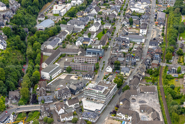 BadBerleburg240710124 | Luftbild, Johannes-Althusius-Gymnasium, Amtsgericht und Polizeiwache, St. Marien Kirche, Sparkassen Gebäude, Poststraße Bundesstraße B480, Bad Berleburg, Wittgensteiner Land, Nordrhein-Westfalen, Deutschland