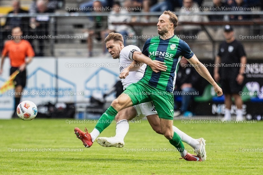 xKWI02082501032 | 02.08.2025, xkwix, Fußball, Regionalliga West, FC Gütersloh - 1. FC Bocholt, Ohlendorf Stadion im Heidewald: Jan Holldack (1.FC Bocholt #10) im Zweikampf gegen Julius Langfeld ( FC Gütersloh #10 )