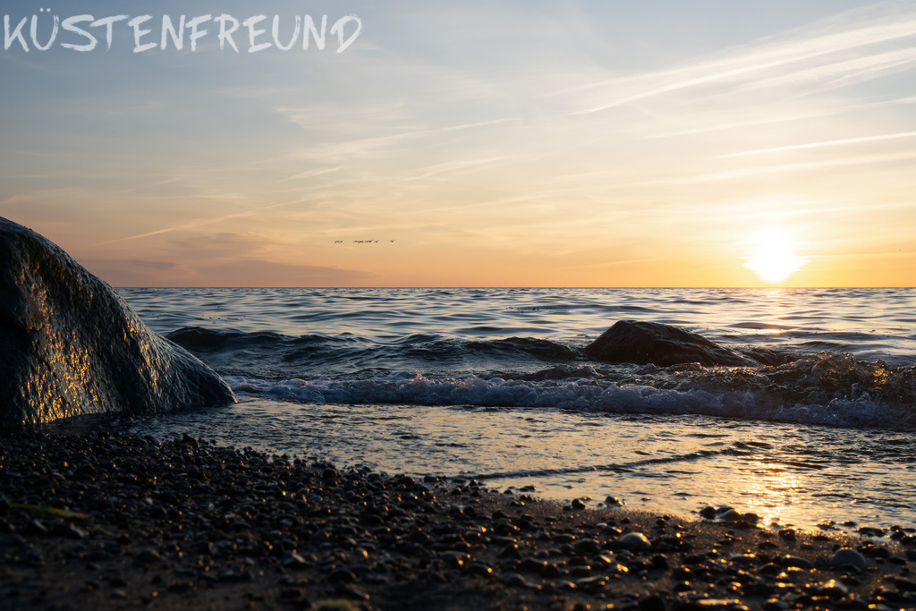 Sonnenuntergang am Meer VII // Fotoserie Sunset & Splash | Entdecke deine Lieblingslandschaft von der Küste – auf Ostsee Leinwand, Nordsee Leinwand, Alu Dibond oder Acrylglas, passend für jeden Geschmack und Raum.