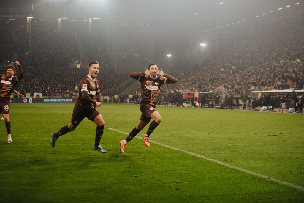 IMG_7021 | Der offizielle Shop für FC St. Pauli Fotos. Wähle aus Spielszenen & Fanmomenten dein FCSP Wunschformat. Wir liefern Millerntor-Atmosphäre.