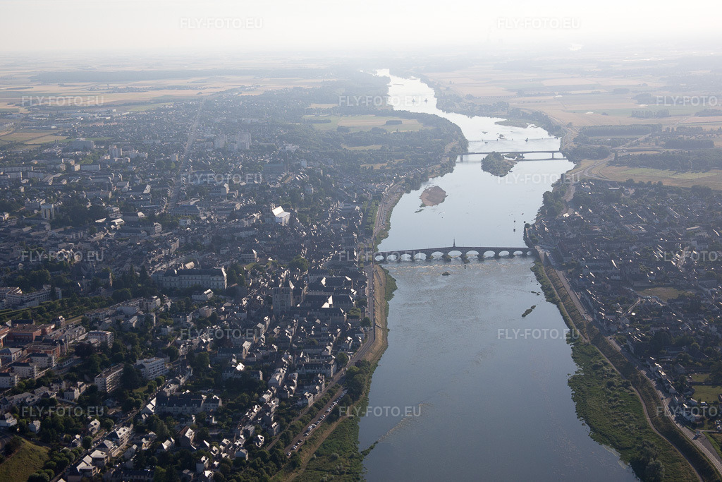 Vue aérienne: Vue de la ville à Blois dans le département Loir et Cher, France. Photo: IMG_082033.jpg prise le 20/06/2015 par Werner Riehm/FLY-FOTO.euRésolution de l'original: 5472 x 3648 px