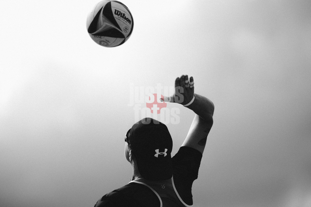 Beachvolleyball | Frauen | Allianz German Beach Tour 2025 | Tourstop Berlin | 17.08.2025 | Melanie Gernert beim Aufschlag Schwarz Weiß