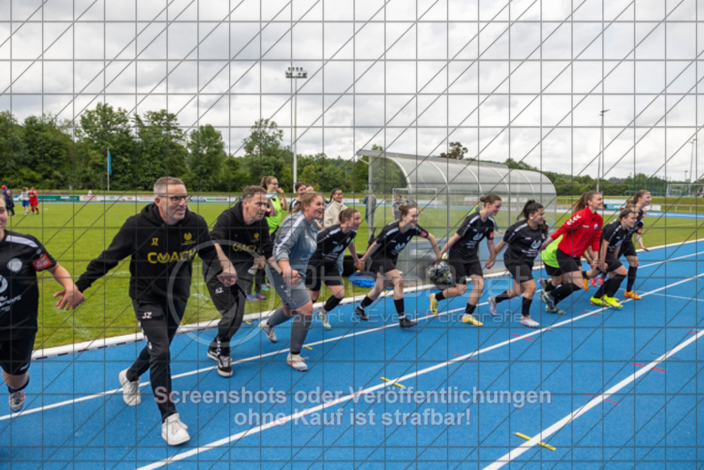 20250529_145540_1360 | #,  SGM Wendlingen-Ötlingen II (blau) vs. 1.FC Donzdorf II (schwarz), Fussball, Frauen-Bezirkspokal Finale Saison 2024/2025, Rasenplatz VfL Stadion Kirchheim, Jesinger Straße 105, 73230 Kirchheim, 29.05.2025 - 13:00 Uhr,Foto: PhotoPeet-Sportfotografie/Peter Harich