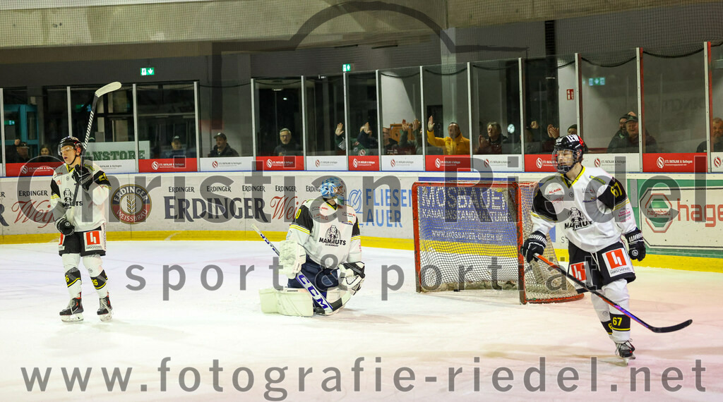 2023-11-17_109_TSV_Erding_gegen_EA_Schongau | Erding, Deutschland, 17.11.2023:
Eishockey, Bayernliga Vorrunde 2023 / 2024, 10. Spieltag, TSV Erding gegen EA Schongau, Endergebnis: 12:4

Jan Müller (EA Schongau, #26), Torwart Xaver Nagel (EA Schongau, #80), Florian Schneider (EA Schongau, #67)

Foto: Christian Riedel / fotografie-riedel.net