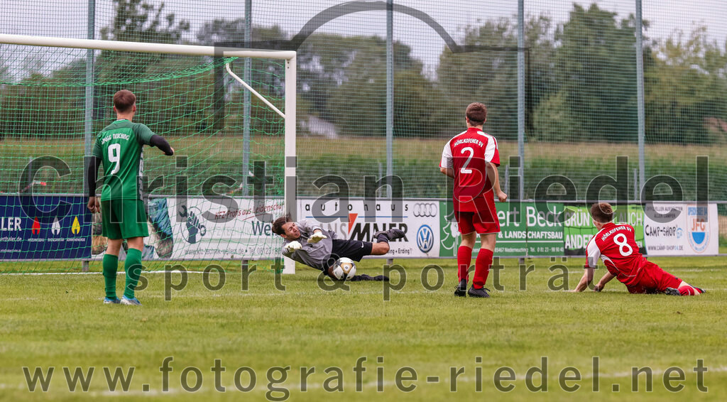 2023-08-06_075_SpVgg_Neuching_gegen_SG_Hoerlkofen-Woerth | Neuching, Deutschland, 06.08.2023:
Fußball, A-Klasse 2023 / 2024, 1. Spieltag, SpVgg Neuching gegen SG Hörlkofen/Wörth, Endergebnis: 0:0

Til Koschewa (SpVgg Neuching, #9), Torwart Korbinian Becker (SG Hörlkofen/Wörth, #24), Valentin Haimmerer (SG Hörlkofen/Wörth, #2), Jakob Englhart (SG Hörlkofen/Wörth, #8)

Foto: Christian Riedel / fotografie-riedel.net