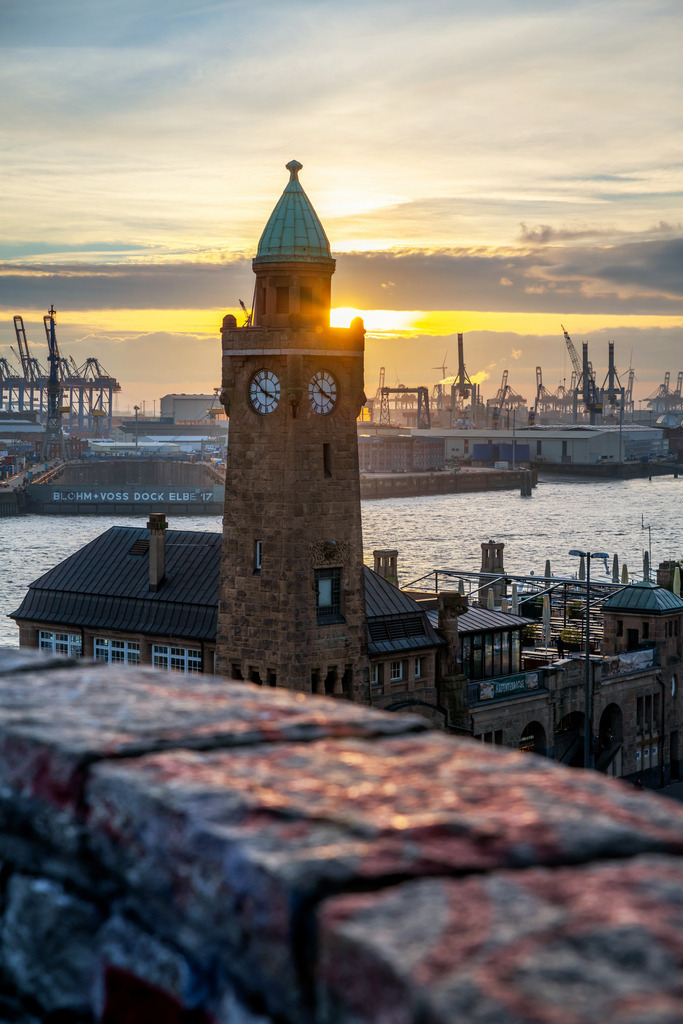 10231111 - Landungsbrücken im Abendlicht | Blick auf den Pegelturm und den Hamburger Hafen kurz vor Sonnenuntergang.