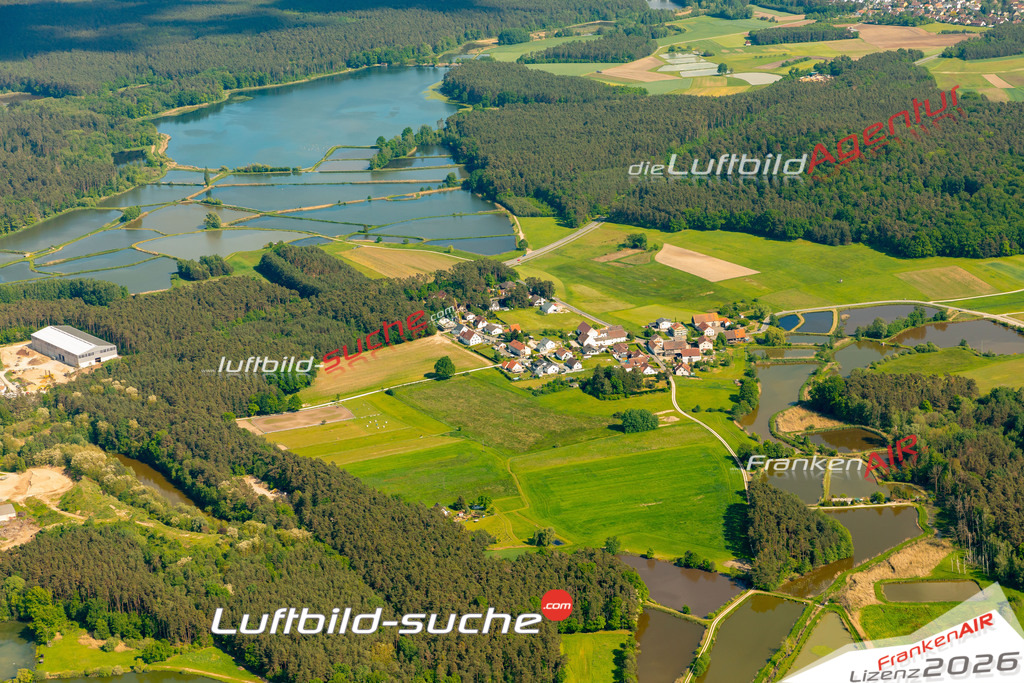 Das Luftbild zeigt : Röhrach Heßdorf - Die Luftaufnahme wurde 2024 vom UL-Flugzeug aus erstellt ( keine Drohne ) - Hochauflösende Luftaufnahme - Für grossformatige Ausdrucke geeignet. Die Geschenkidee !Mit Lizenz und Bildrechte bestellbar