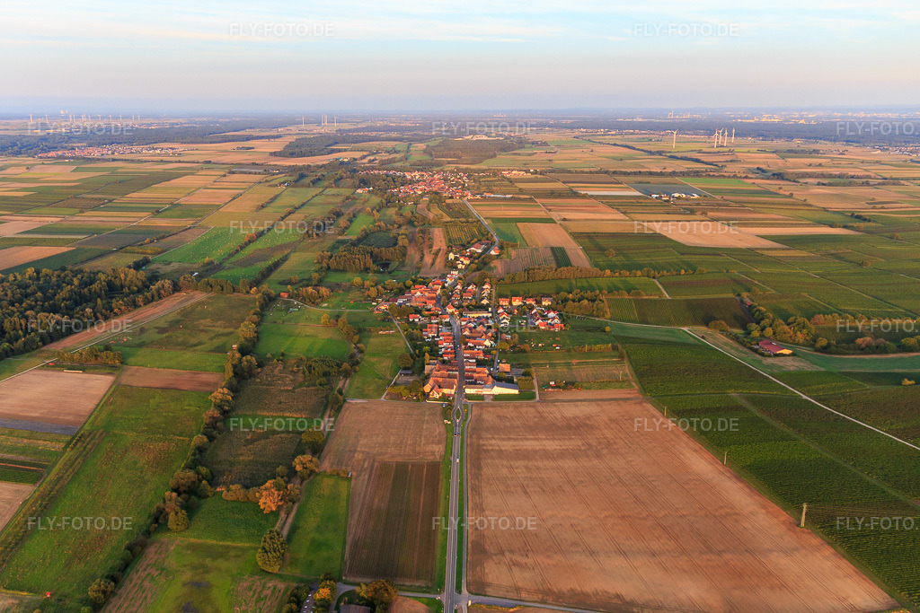 Luftbild: Dorfansicht aus Westen in Hergersweiler im Bundesland Rheinland-Pfalz in Deutschland. Foto: IMG_103583.jpg vom 21.09.2017 durch Werner Riehm/FLY-FOTO.de