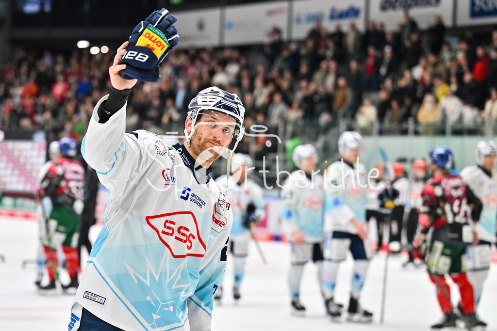 Augsburger Panther - Dresdner Eislöwen | AUGSBURG, DEUTSCHLAND - 06. MÄRZ: im Bild Dane FOX (Eislöwen Dresden 27) der dich bei den mitgereisten Fans bedankt nach dem Match zwischen den Augsburger Panthern und den Dresdner Eislöwen am 49. Spieltag der Penny DEL im Curt Frenzel Stadion
