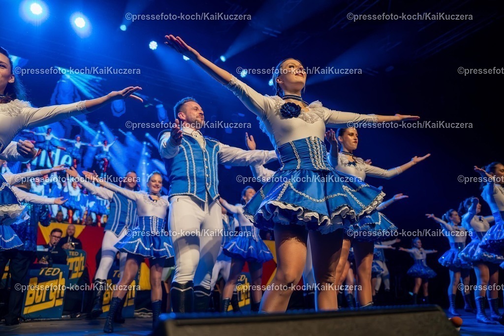 KKU25012501189 | 25.01.2025, xkkux, Düsseldorf, Karnevalsveranstaltung - Die Lachende in der Mitsubishi Electric HALLE. Die Tanzgruppe Kölner Rheinveilchen, das Tanzkorps der Grosse Braunsfelder, performt bei ihrem Auftritt