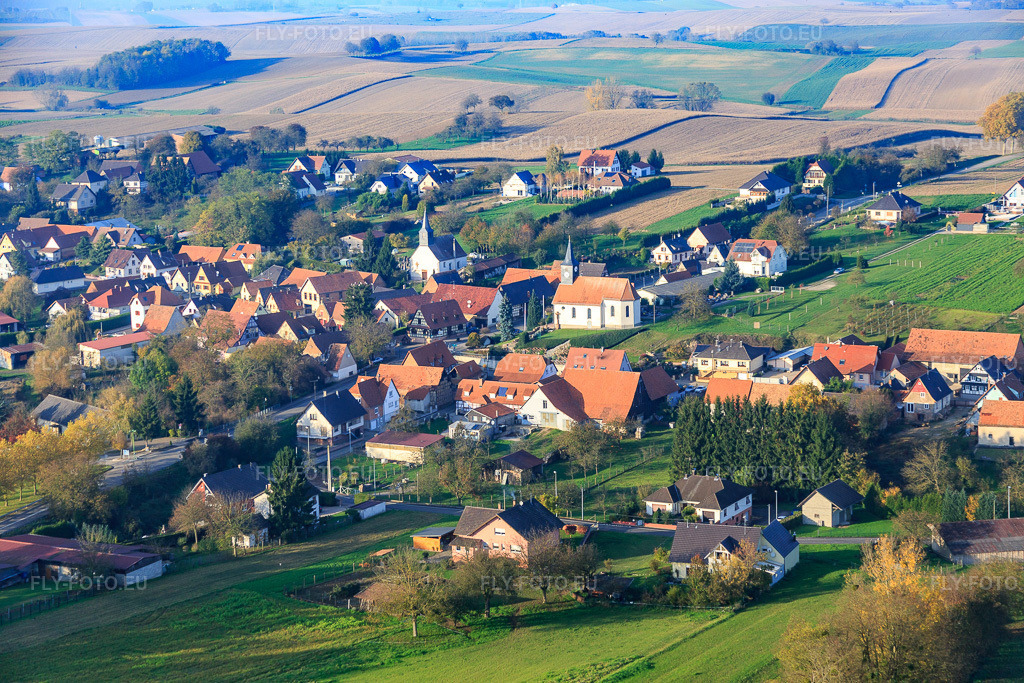Vue aérienne: Deux églises au centre du village à Wintzenbach dans le département Bas Rhin, France – .Photo: IMG_075723.jpg prise le 01/11/2014 par Werner Riehm/FLY-FOTO.eu – Résolution de l'original: 5472 x 3648 px