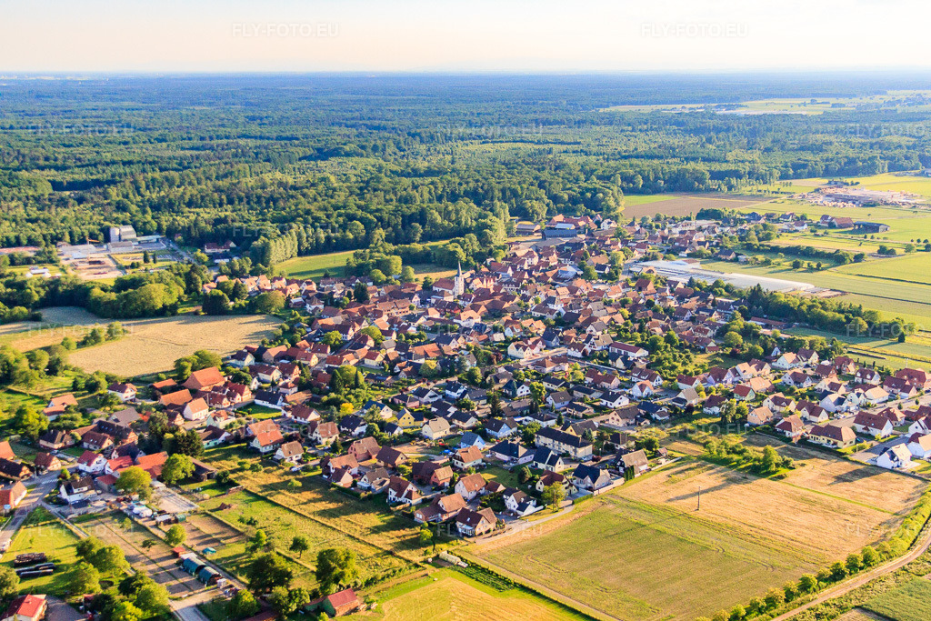 Vue aérienne: Vue de la ville depuis le nord-est à Niederrœdern dans le département Bas Rhin, France – .Photo: IMG_58008.jpg prise le 16/06/2013 par Werner Riehm/FLY-FOTO.eu – Résolution de l'original: 4752 x 3168 px