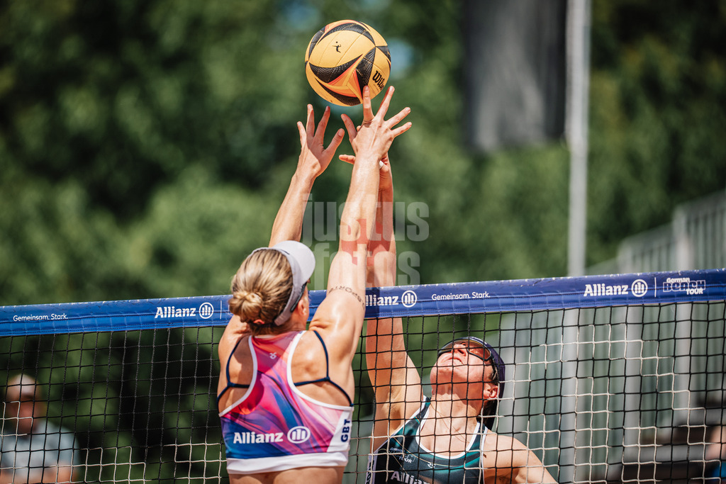 Beachvolleyball | Frauen | Allianz German Beach Tour 2025 | Tourstop München | 05.07.2025 | v.l. Marie Schieder gegen Melanie Gernert