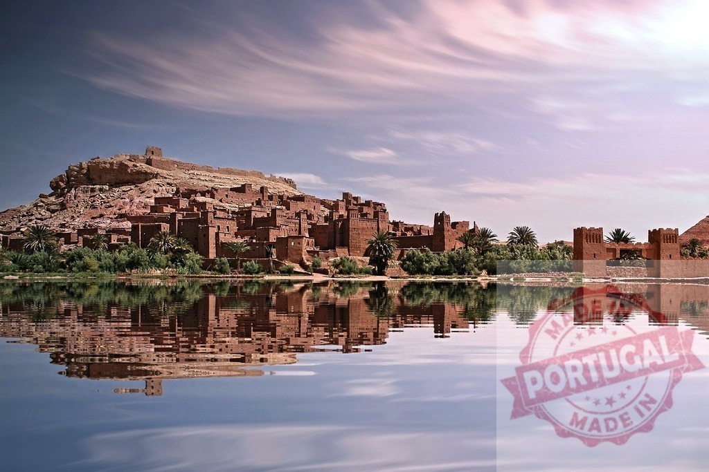 Aït Benhaddou ksar reflecting in Ounila river Morocco | Aït Benhaddou ksar, a UNESCO World Heritage site, reflecting in the serene foreground water - Realisiert mit Pictrs.com