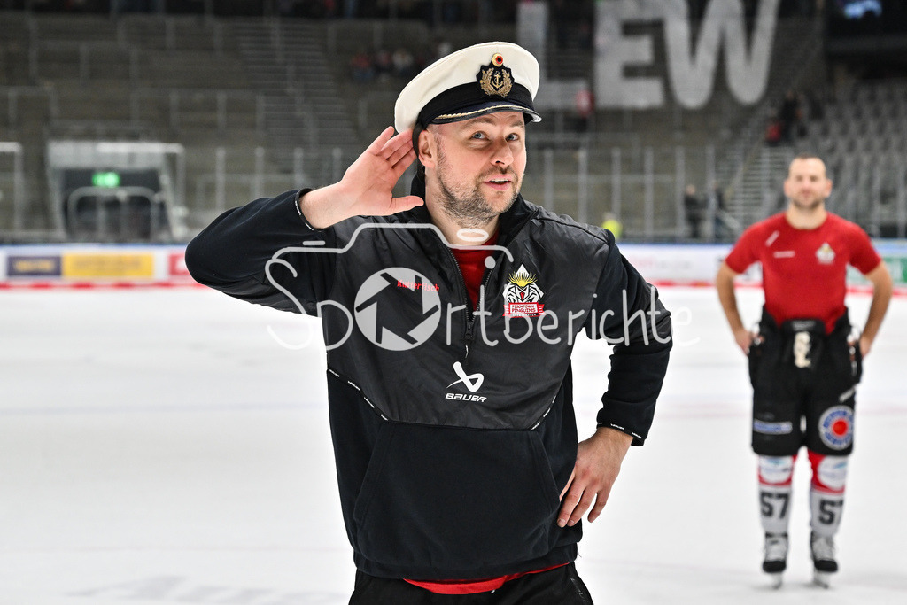 Augsburger Panther - Fischtown Bremerhaven | AUGSBURG, GERMANY - 25. JANUARY: das Team der Gäste feiert zusammen mit den mitgereisten Fans den 2-1 Auswärtssieg in Augsburg nach dem Match zwischen den Augsburger Panthern und den Fischtown Pinguins am 43. Spieltag der Penny DEL im Curt Frenzel Stadion   - Julius HUDACEK (Fischtown Bremerhaven 33)