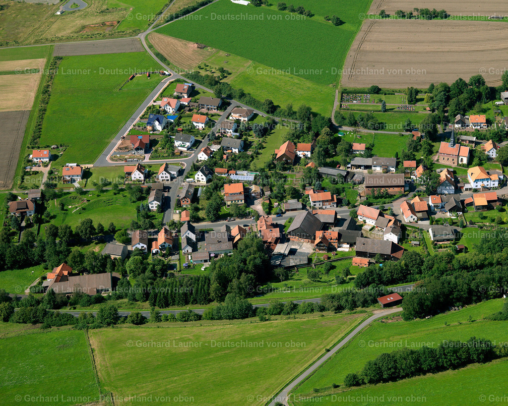 2614817 | FRAUROMBACH 19.08.2006 Landwirtschaftliche Nutzflächen und Feldgrenzen  umsäumen das Siedlungsgebiet des Dorfes in Fraurombach im Bundesland Hessen, Deutschland // Agricultural land and field boundaries surround the settlement area of the village  in Fraurombach in the state Hesse, Germany Foto: Gerhard Launer