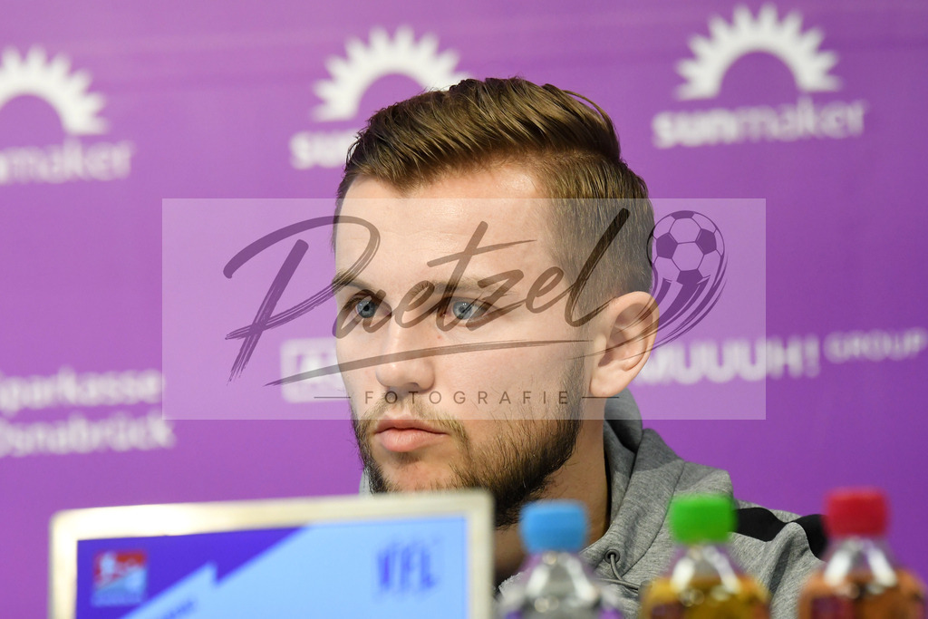 20200304_PKOSNA_0017 | Fussball, Herren: David Blacha (VfL Osnabrueck) schaut waehrend der Pressekonferenz des VfL Osnabrueck im Presseraum des Stadion an der Bremer Bruecke am 04.03.2020 in Osnabrueck, Deutschland. - Realisiert mit Pictrs.com