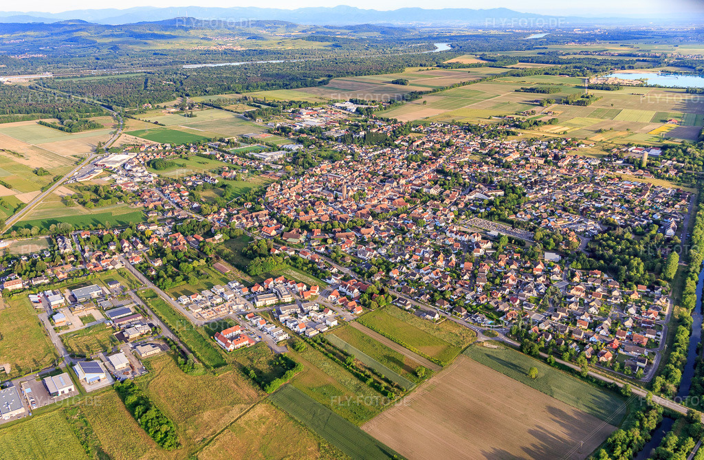 Luftbild: Ortsansicht aus Nordwesten in Marckolsheim im Bundesland Bas-Rhin in Frankreich. Foto: IMG_147372.jpg vom 29.05.2025 durch Werner Riehm/FLY-FOTO.de