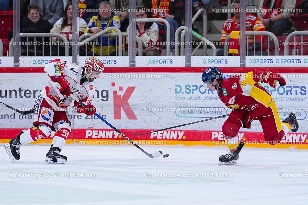 xYDRx18112501014 | 18.11.2025, xydrx, Eishockey, DEL2, Düsseldorfer EG - Eispiraten Crimmitschau, PSD Bank Dome Düsseldorf: Gregory Kreutzer (Eispiraten Crimmitschau #55) im Zweikampf gegen Kristian Blumenschein (Düsseldorfer EG #8)