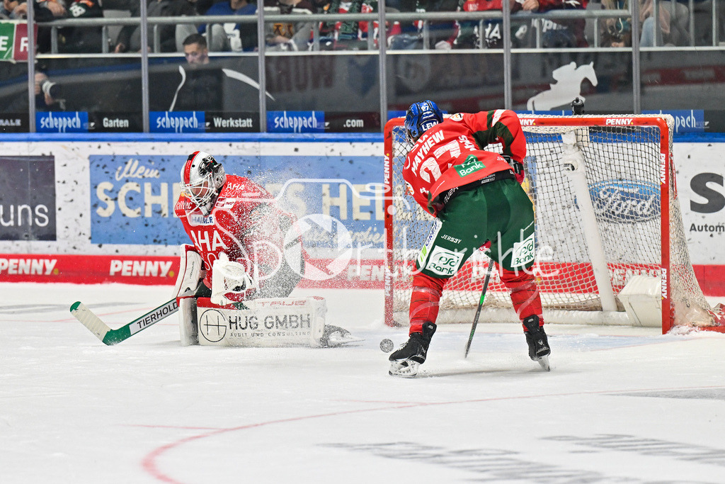 Augsburger Panther - Adler Mannheim | in dieser Szene kann Peyton JONES (Augsburger Panther 41) einen Schuss entschärfen, Kyle MAYHEW (Augsburger Panther 27) muss nicht mehr eingreifen / DEL: Augsburger Panther - Adler Mannheim; Curt Frenzel Stadion am 14.09.2025