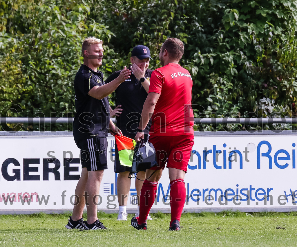 2023-09-17_001_DJK_Ottenhofen_gegen_FC_Finsing_II | Ottenhofen, Deutschland, 17.09.2023:
Fußball, Kreisklasse 2023 / 2024, 7. Spieltag, DJK Ottenhofen gegen FC Finsing II, Endergebnis: 3:0

Trainer Benjamin Settles (DJK Ottenhofen), Trainer Florian Hack (FC Finsing)

Foto: Christian Riedel / fotografie-riedel.net