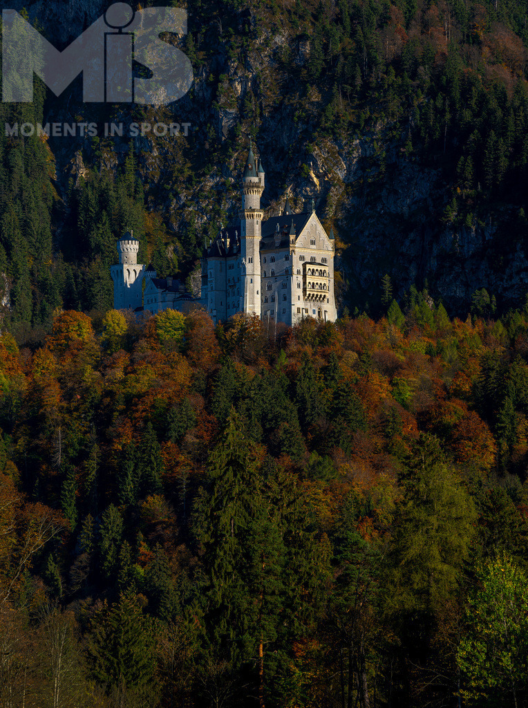 2.Liga-1860-HEIM.jpg | 17.10.2022, Herbst am Schloss Neuschwanstein im Allgäu (Bayern) bei Füssen. - Realisiert mit Pictrs.com