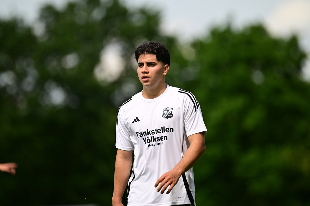 Fußball I Herren I Saison 2024-2025 I Bezirksliga I 34. Spieltag I VSV Hedendorf-Neukloster - FC Cuxhaven | Der Sportfotograf. - Realisiert mit Pictrs.com