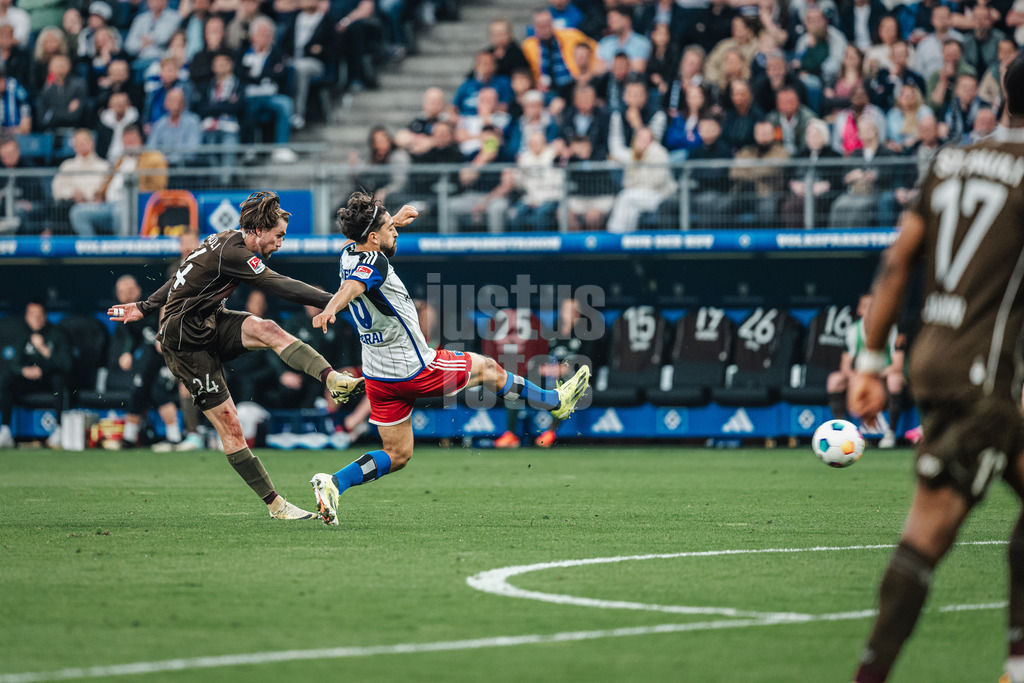 Fußball | Männer | Saison 2023/2024 | 2. Fußball-Bundesliga | 32. Spieltag | Hamburger SV vs. FC St. Pauli  | 03.05.2024 | Connor Metcalfe (#24, FC St. Pauli) schießt, Immanuel Pherai (#10, HSV) kann ihn nicht aufhalten