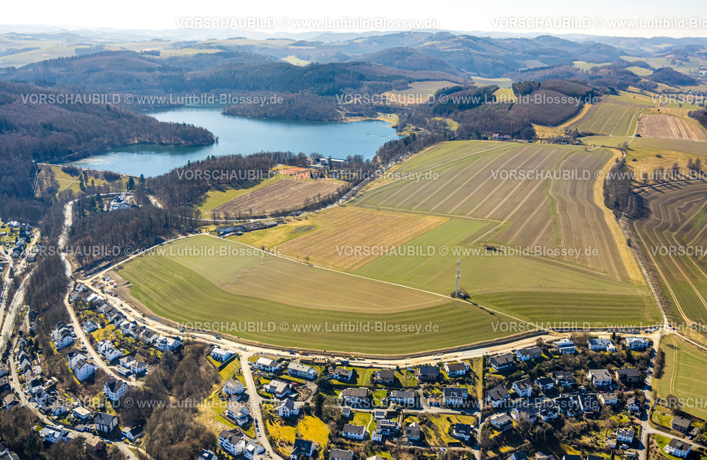 Meschede250304862 | Luftbild, Hennesee Talsperre mit Waldgebiet und Hügellandschaft, Wiesen und Felder mit Wohngebiet, Meschede-Stadt, Meschede, Sauerland, Nordrhein-Westfalen, Deutschland