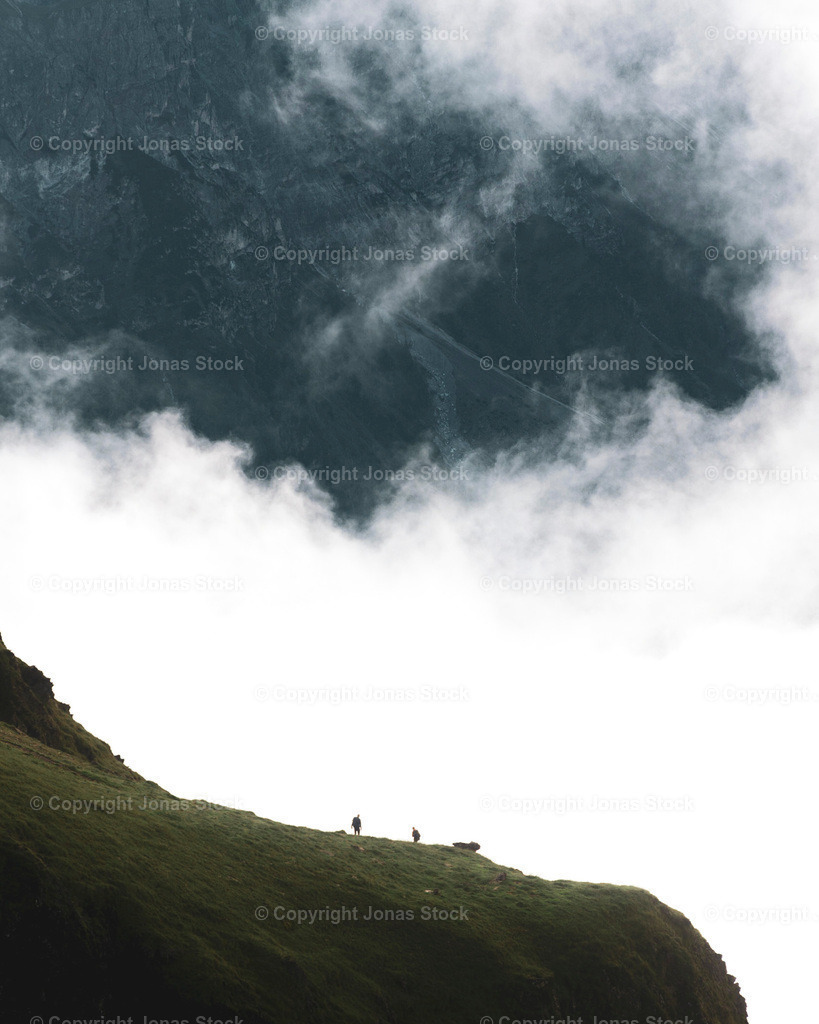 Foggy Hikers | Caught some hikers making their way down through the clouds in Austria.  - Realisiert mit Pictrs.com