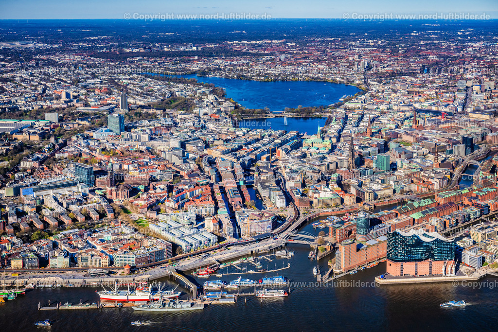 Hamburg_Hafen_Panorama_bis_Alster_ELS_4698060425 | HAMBURG 06.04.2025 Stadtansicht am Ufer des Flußverlaufes der Norderelbe im Ortsteil HafenCity mit der Elbphilharmonie in Hamburg, Deutschland. // City view on the banks of the river course of the Norderelbe in the district HafenCity with the Elbphilharmonie in Hamburg, Germany. Foto: Martin Elsen